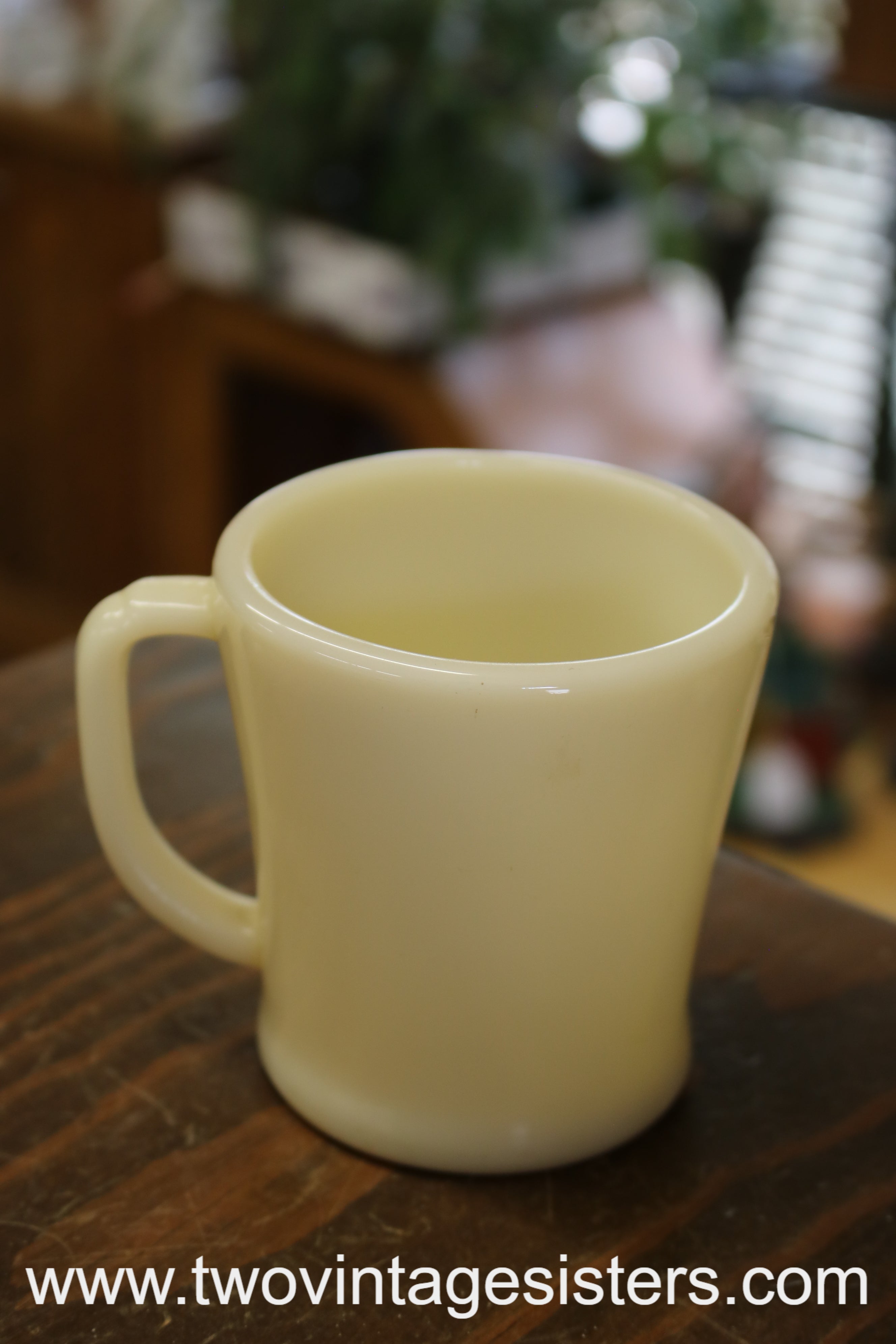 https://www.twovintagesisters.com/cdn/shop/files/FireKing-Swirl-MilkGlass-CoffeeMugs_6.jpg?v=1684890008