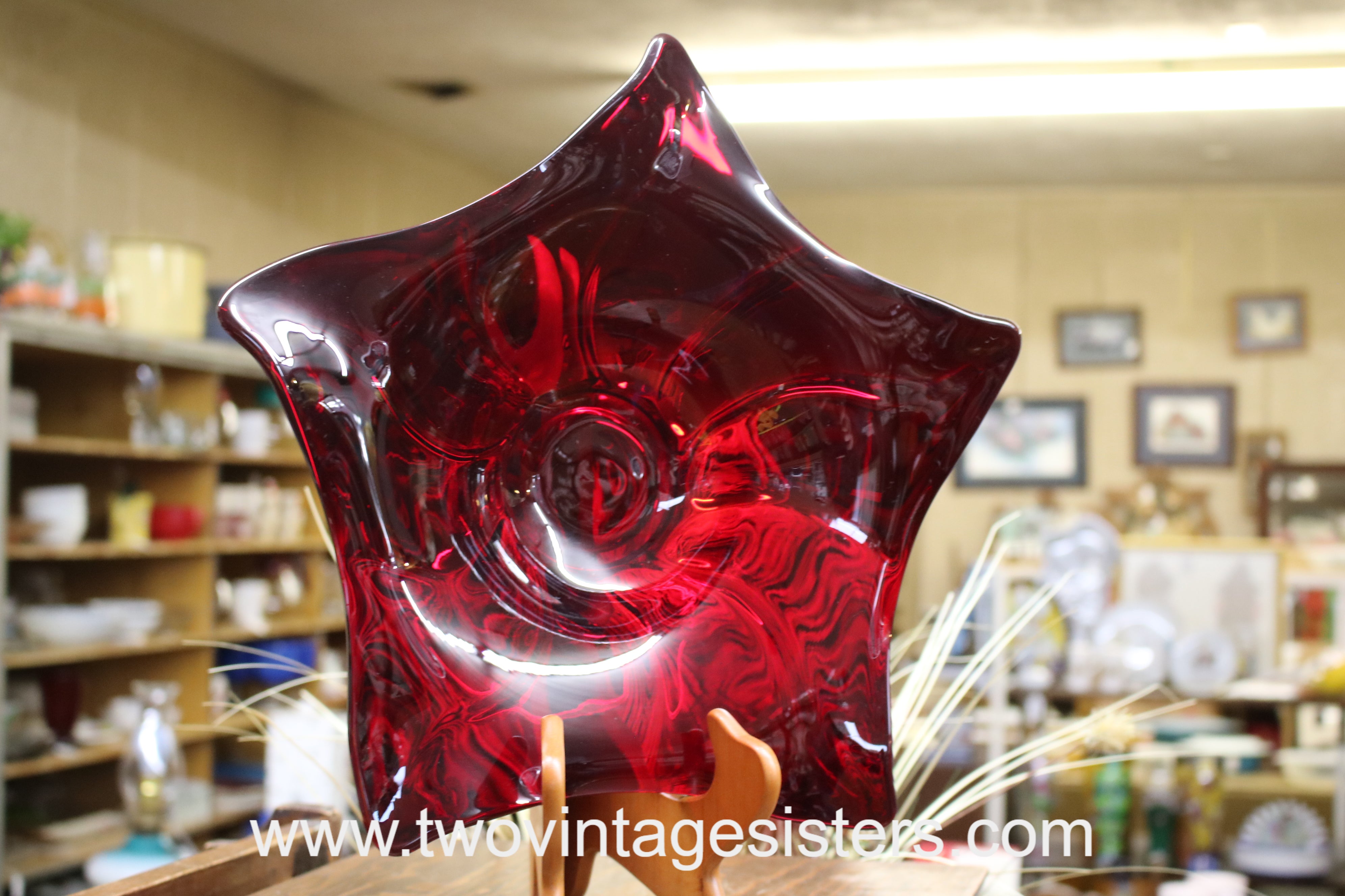 https://www.twovintagesisters.com/cdn/shop/files/RubyRed-GlassStar-Bowl_3.jpg?v=1684261607