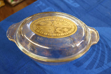 Load image into Gallery viewer, Anchor Hocking Fire King Vintage Gold Fleck 1 1/2 QT Wheat Casserole Dish
