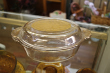 Load image into Gallery viewer, Anchor Hocking Fire King Vintage Gold Fleck 1 1/2 QT Wheat Casserole Dish
